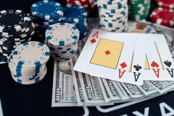 Dragon138 live baccarat table interface on mobile showing decision buttons and real-time chat